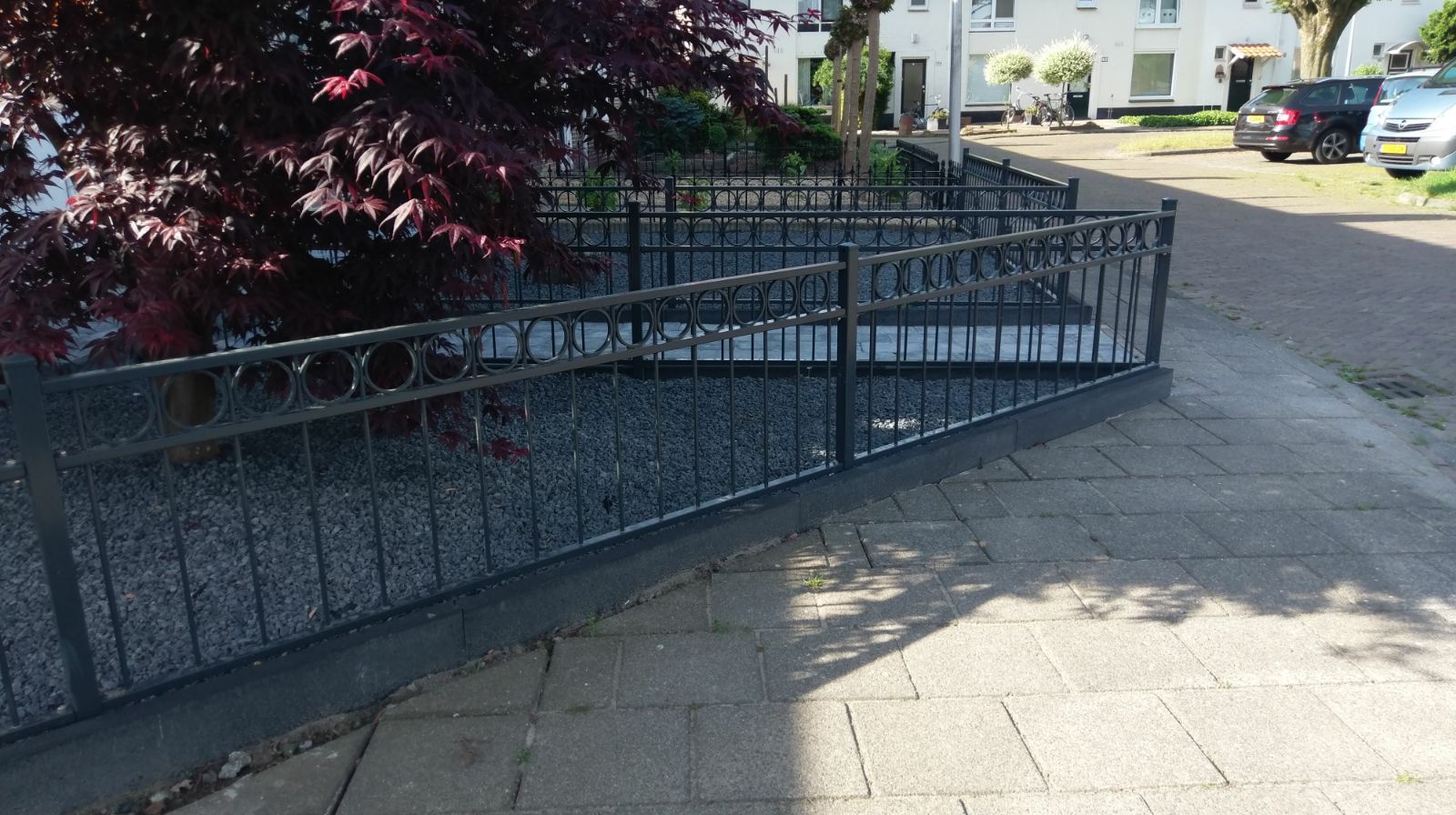 Handgemaakte poort bij een woning