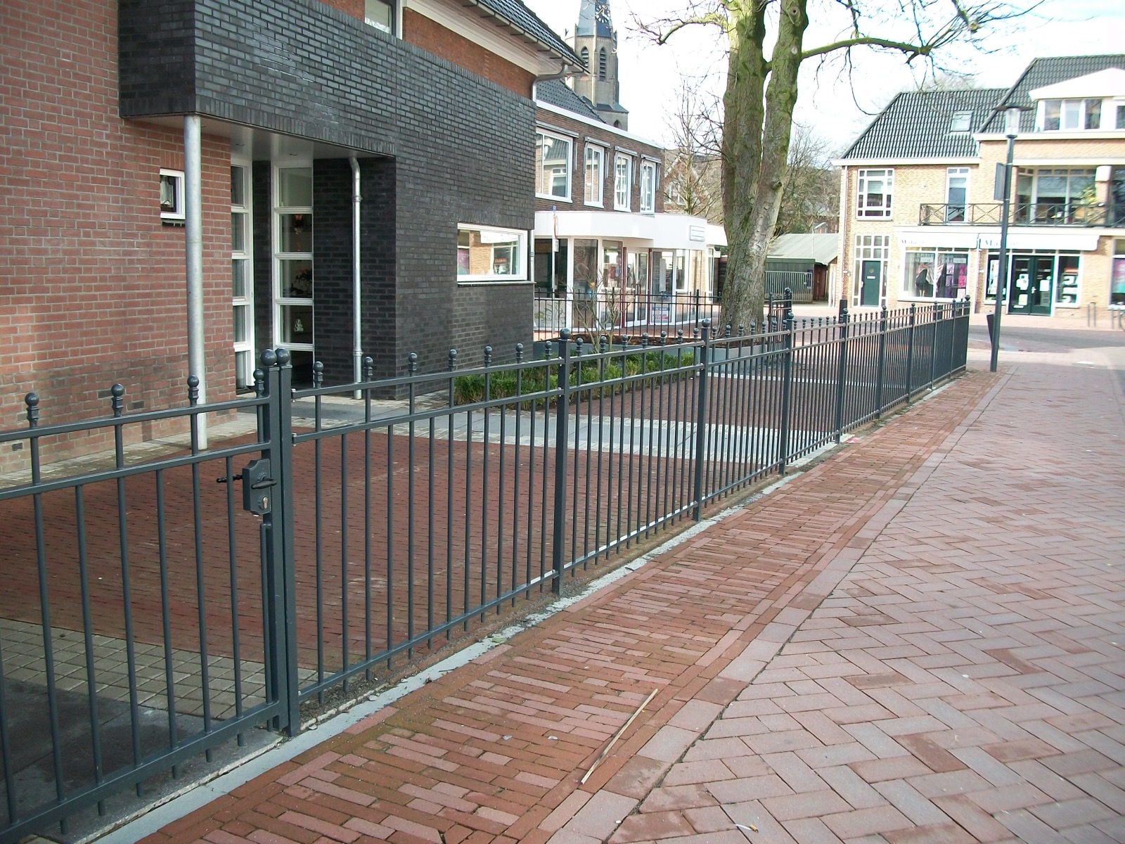 Sierhekwerk met bolornamenten in een winkelstraat